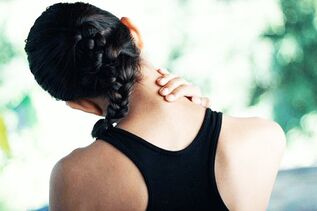Дискомфортът при движения в шията е симптом на остеохондроза