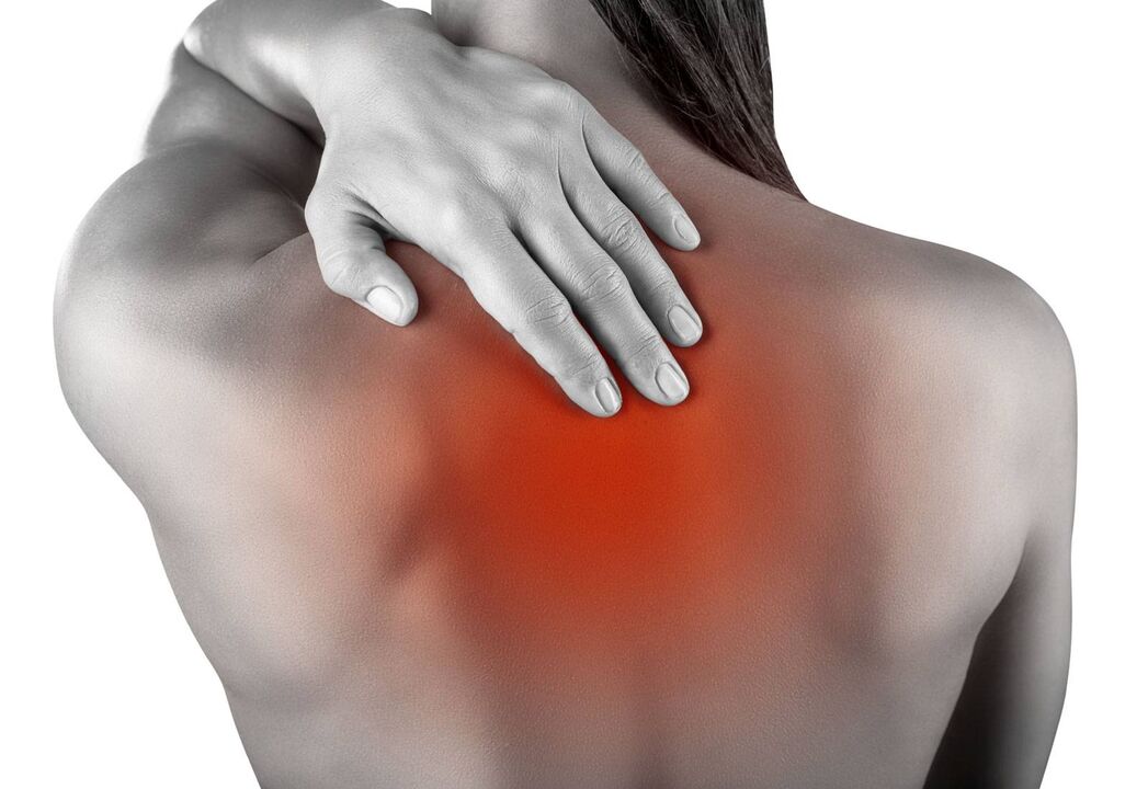 Болката е основният симптом на остеохондроза на гръбначния стълб
