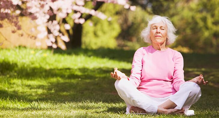 възрастна жена, медитираща с тазобедрена артроза